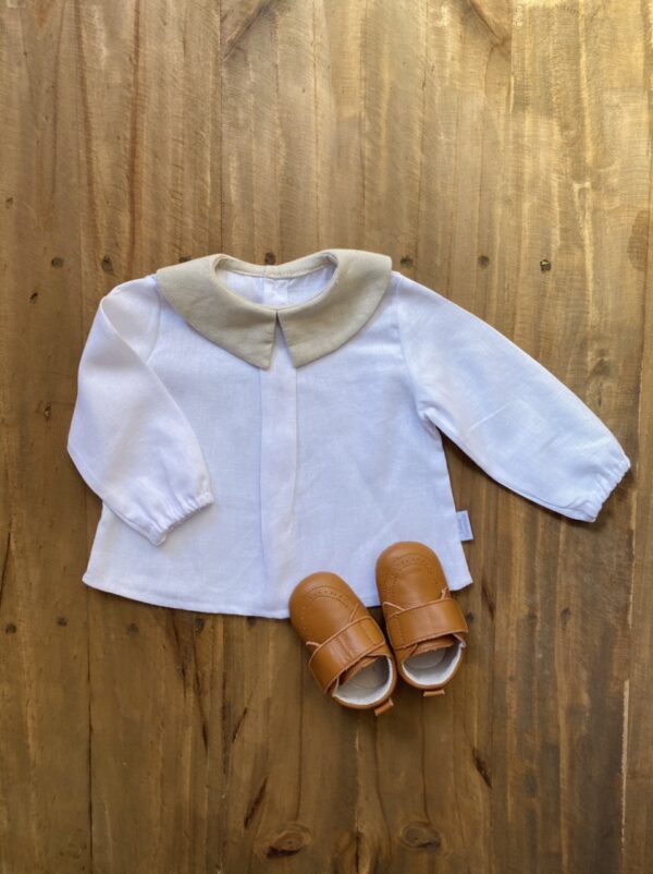 Camisa bebe, lino Blanca y cuello arena, manga larga