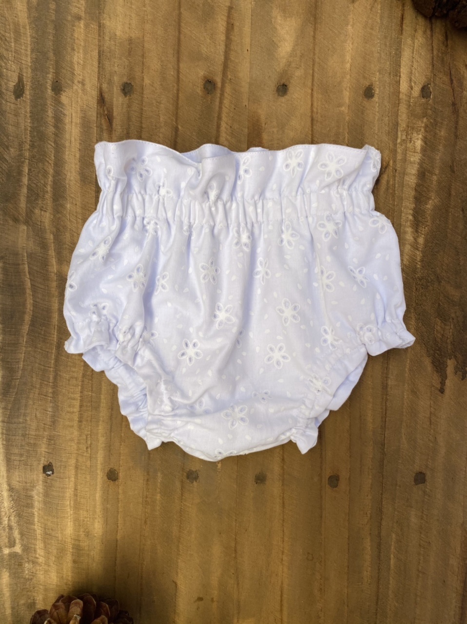 Cubrepañal Blanco y flores caladas