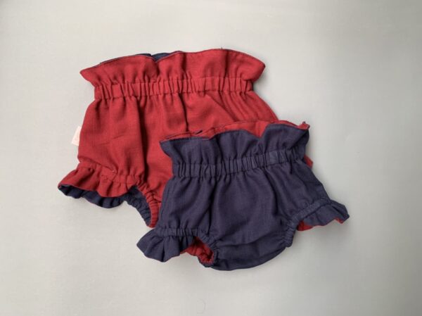 Cubrepañal reversible, azul marino/burdeo con vuelo lateral