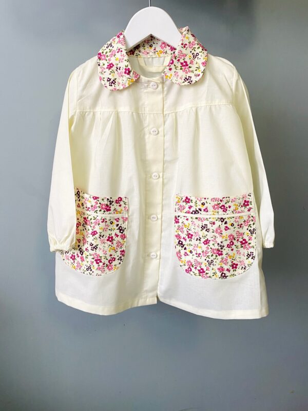 Delantal jardín marfil y flores - Imagen 2